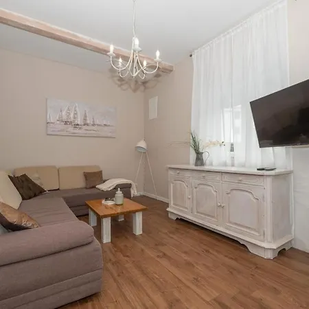 Petra & Rustic マカルスカ